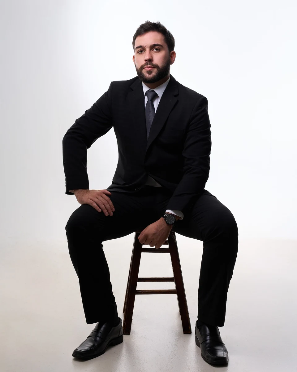 José Vitor dos Santos em traje profissional
