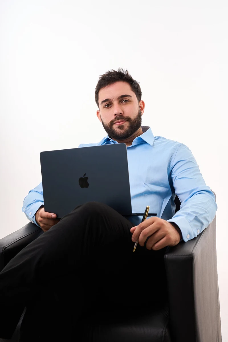José Vitor dos Santos trabalhando com notebook